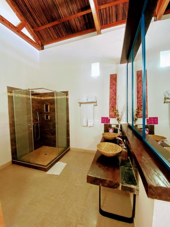 Casa de Leda, a Kali Hotel Santa Marta  Luaran gambar A bathroom with a shower enclosure